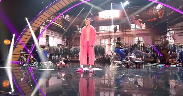 Foto: El cejas se presentó en Got Talent a pecho descubierto y con un abrigo rosa (Foto: Instagram)