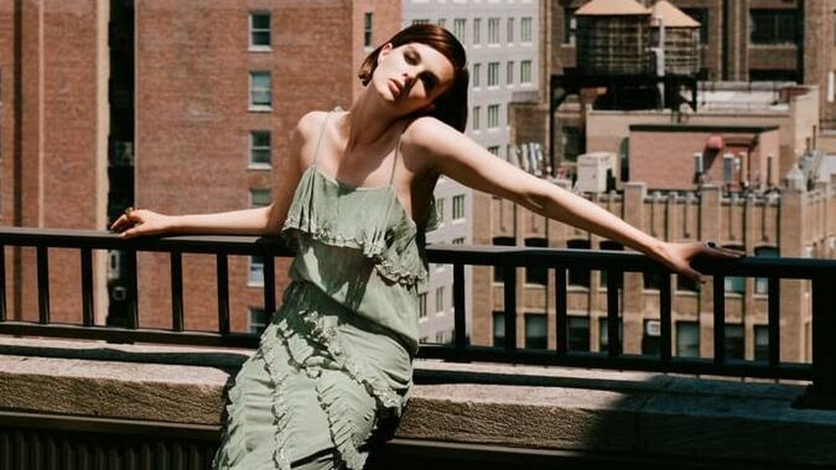 La nueva falda de Zara ideal para combinar con botines e ir a la moda en otoño