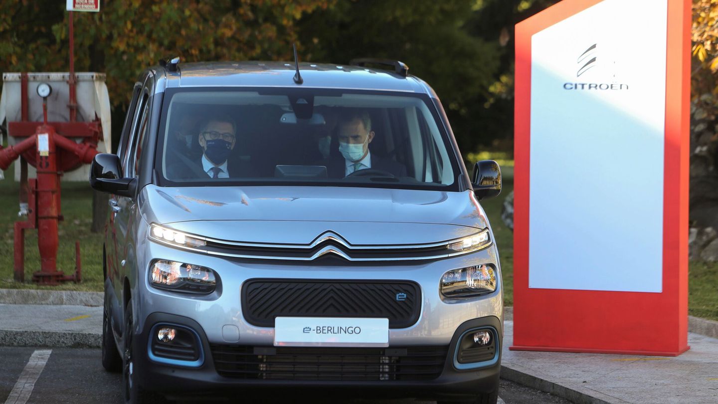 El rey Felipe condujo el Citroën ë-Berlingo por el perímetro de la fábrica, acompañado del presidente autonómico gallego. (EFE)