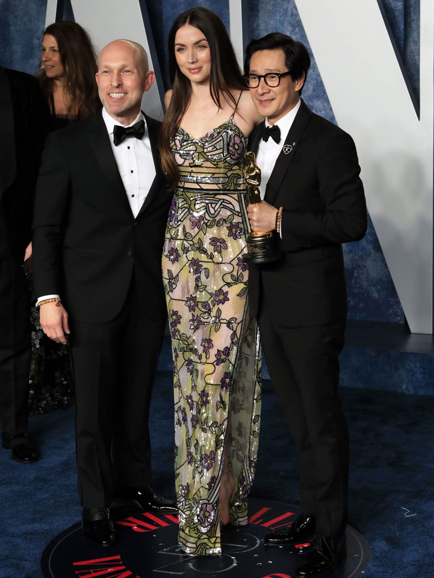 Jeff Cohen, Ana de Armas y Ke Huy Quan,   en la afterparty de los Oscar. (EFE)