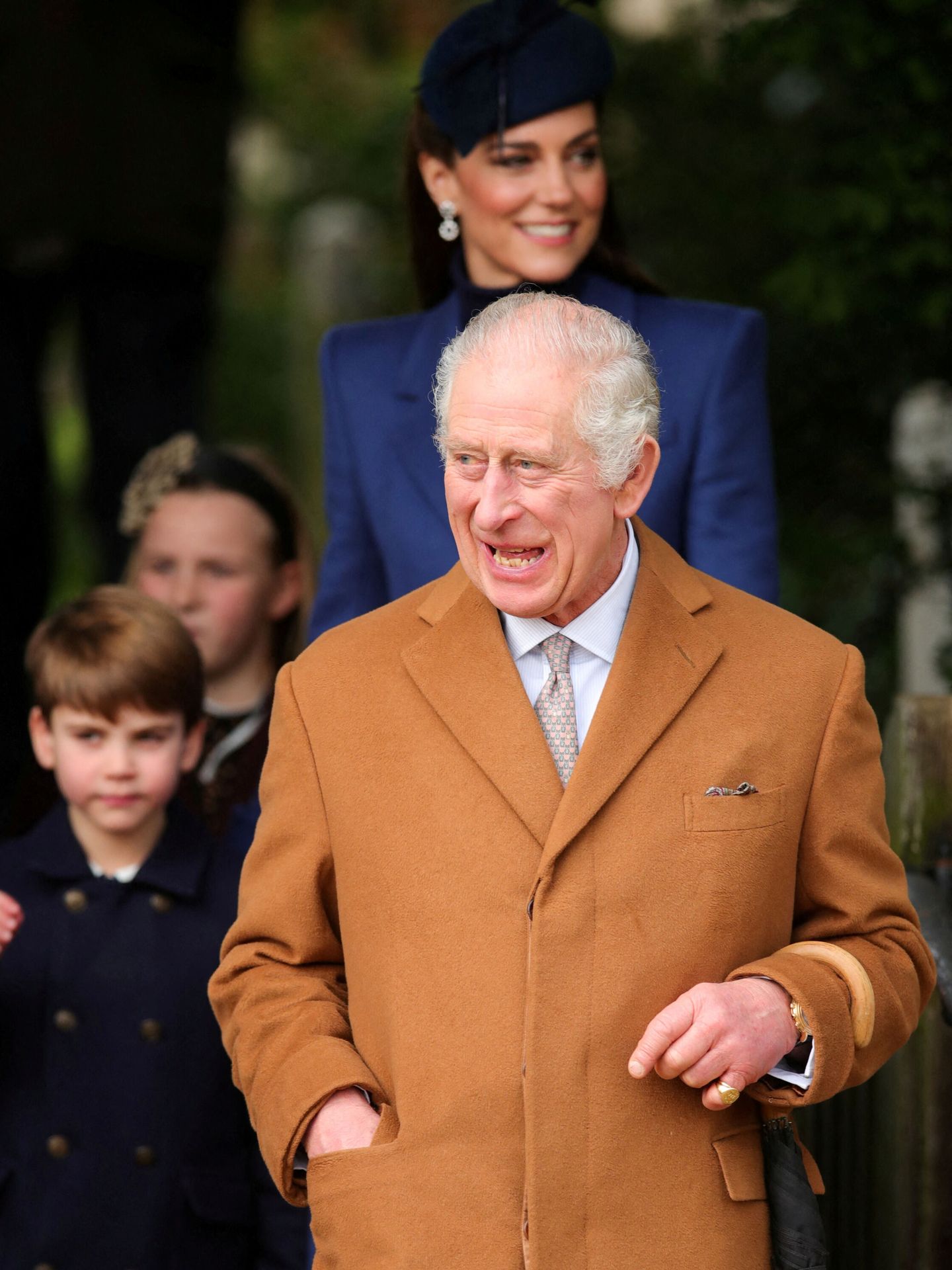 El rey Carlos III, junto a Kate Middleton el día de Navidad. (Reuters)