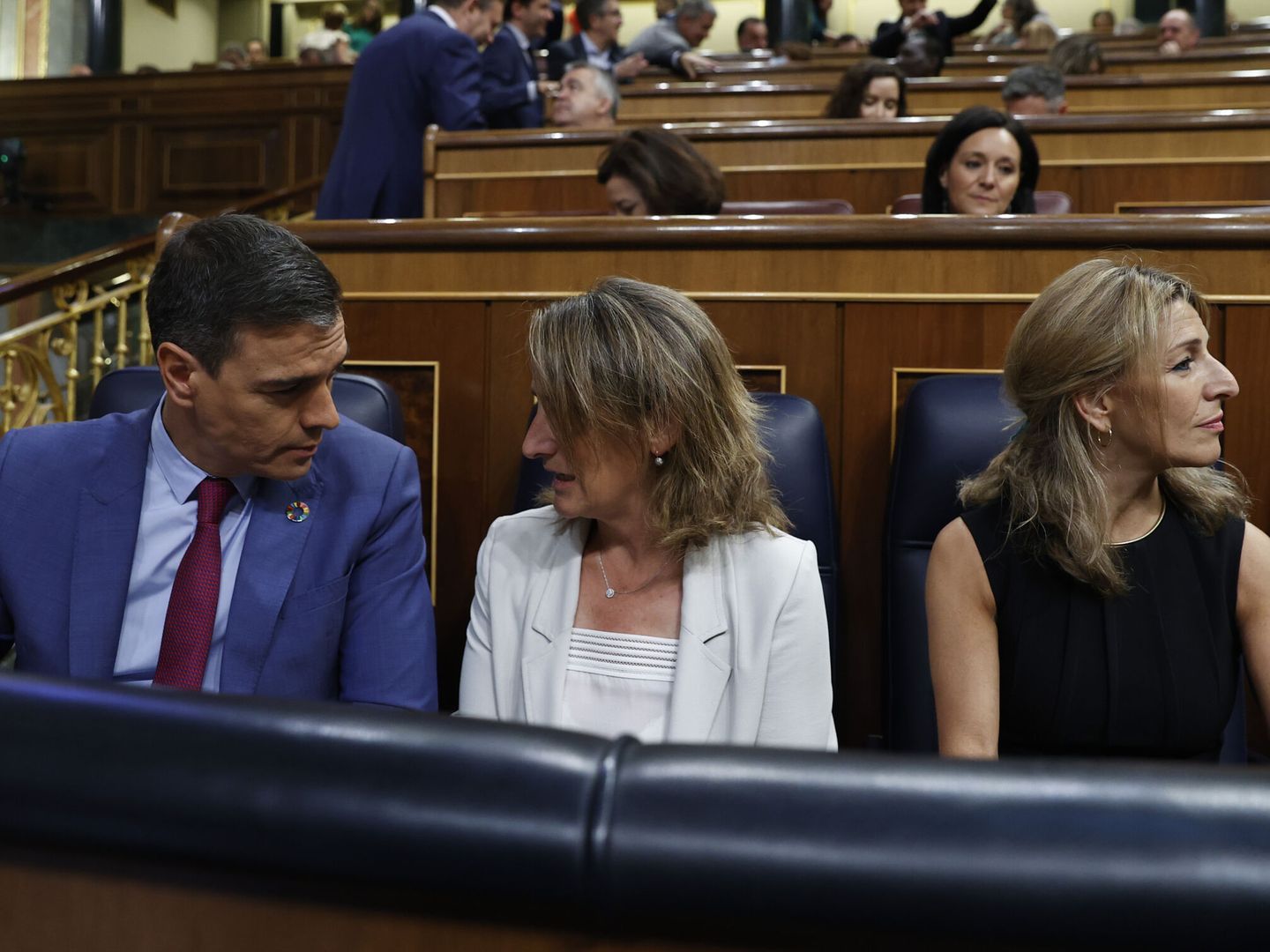 El presidente del Gobierno, Pedro Sánchez (i), la ministra de Transición Ecológica, Teresa Ribera (c), y la ministra de Trabajo, Yolanda Díaz (d). (EFE/Chema Moya) 