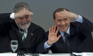 Berlusconi contrata a seis brasileñas para que le diviertan antes de reunirse con Lula