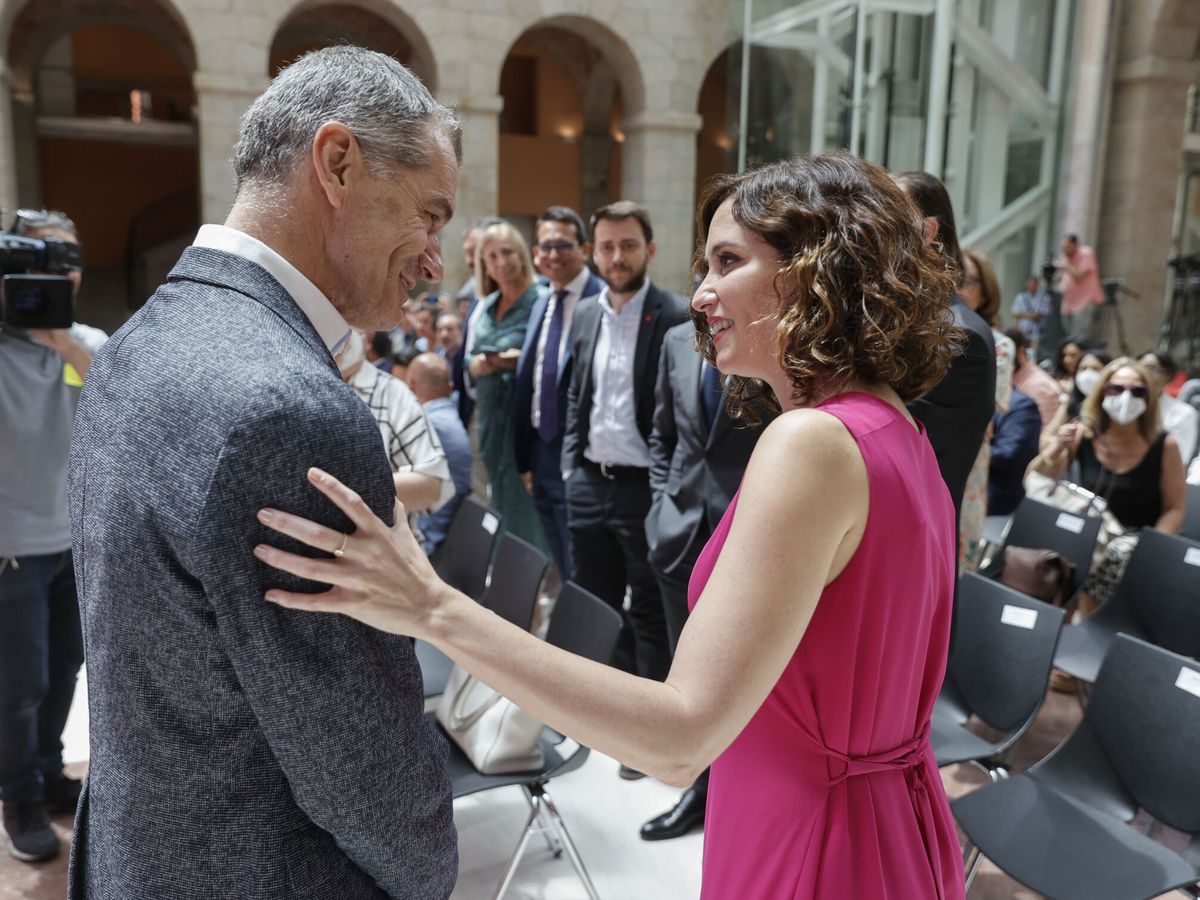 Foto: La presidenta de la Comunidad de Madrid, Isabel Díaz Ayuso, saluda al director de la Oficina del Español, Toni Cantó, el pasado 6 de julio en Madrid. (EFE/Emilio Naranjo)