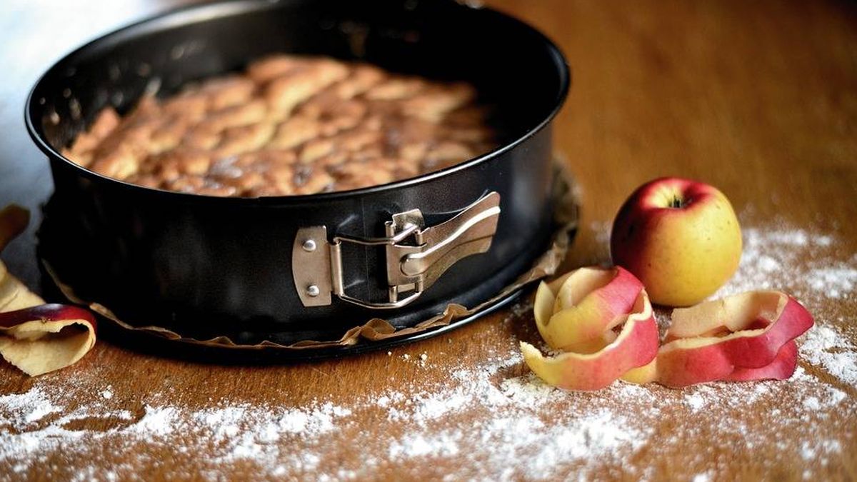 Los pasos para hacer un bizcocho de manzana de forma fácil