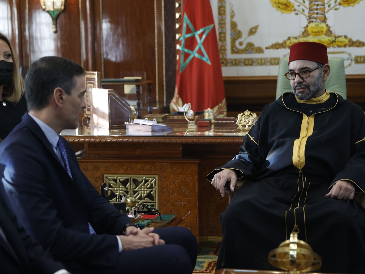 Foto: El presidente del Gobierno español, Pedro Sánchez (i), se reúne con Mohamed VI de Marruecos. (EFE/Mariscal)
