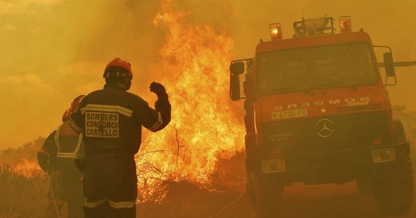 Foto: Bomberos trabajando en el incendio de a Sierra Calderona. (EFE)