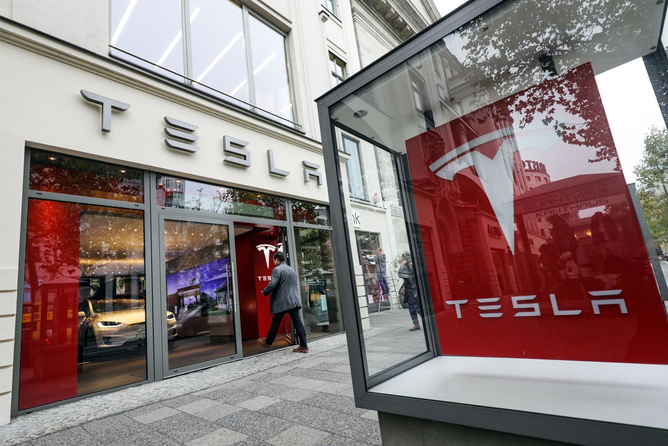 Una de las tiendas físicas de Tesla. (Reuters)