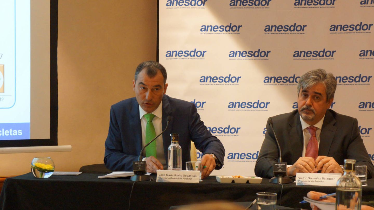 Los responsables de Anesdor durante la presentación de los resultados de ventas motos en 2019