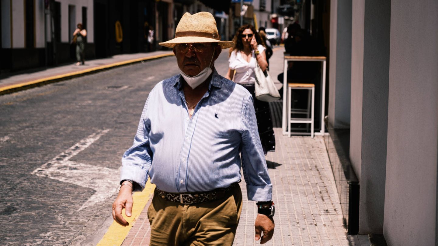 Un hombre camina por una de las calles del centro de Dos Hermanas. (EFE)