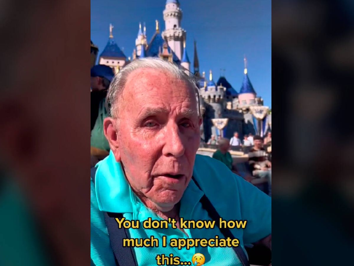 Foto: El anciano disfrutó tanto en Disney que se emocionó (TikTok/@isaiahgarza)