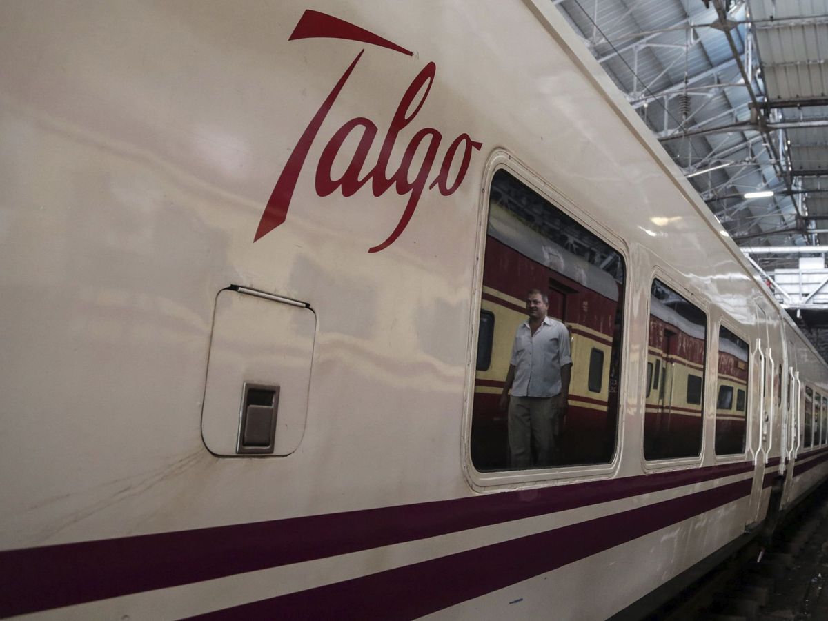 Foto: Logo de Talgo en uno de sus trenes. (EFE/Divyakant Solanki)