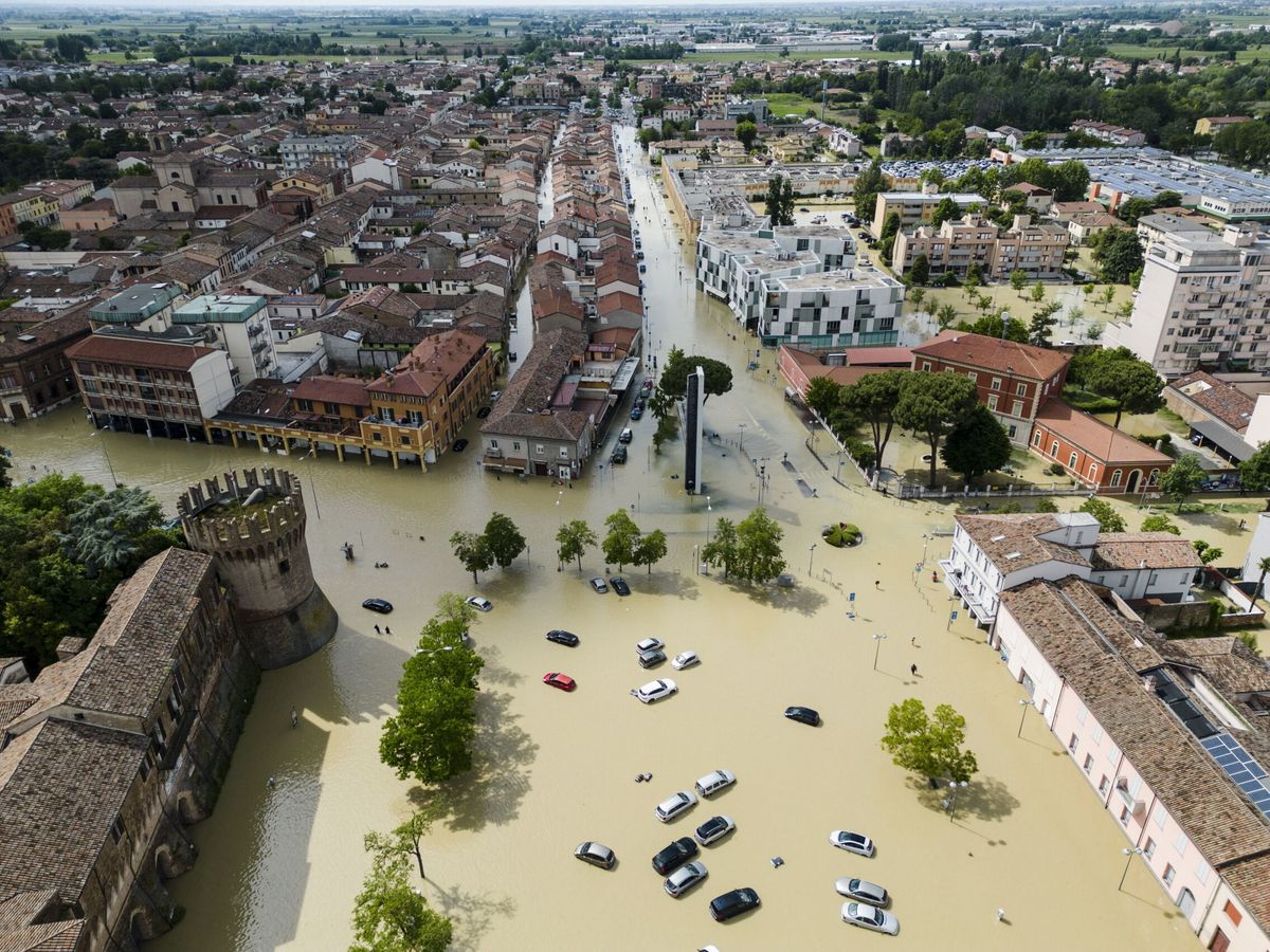 Foto: ista aérea de las calles inundadas tras el desbordamiento de un río en Lugo, Italia. (EFE/Emanuele Valeri)