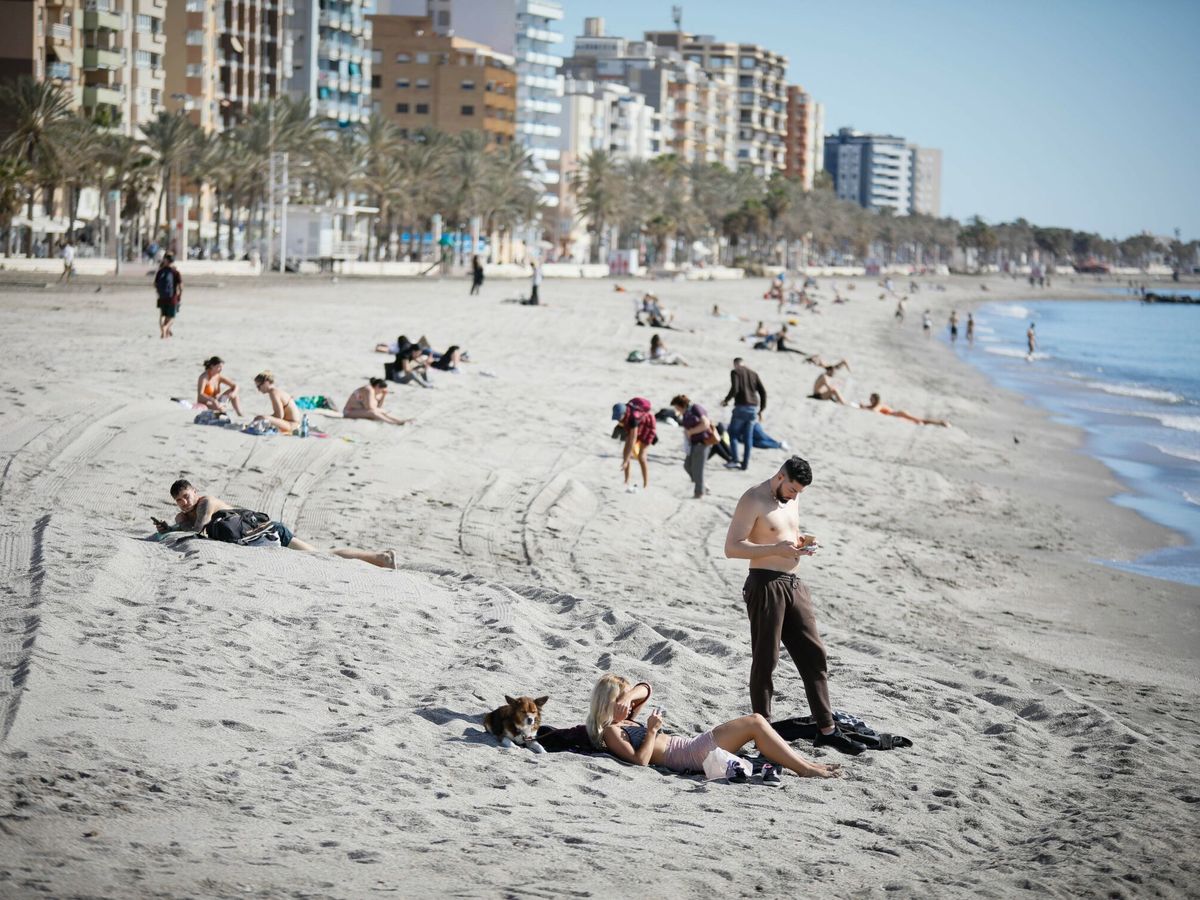 Foto: Varias personas en la playa del Zapillo de Almería disfrutan del calor inusual en enero. (Europa Press/Marian León)