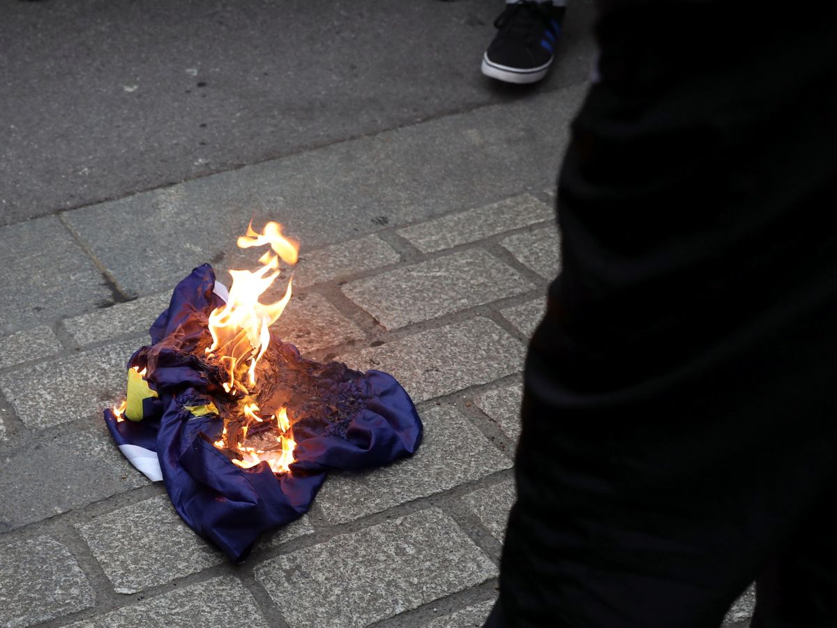 Foto: Bandera europea en llamas durante una manifestación a favor del Brexit. (Reuters)