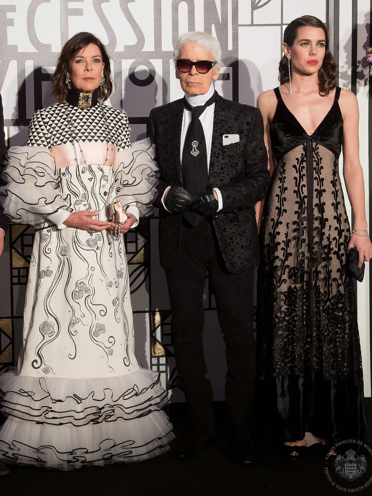 Karl Lagerfeld, junto a las princesas Carolina y Carlota. (Getty) 