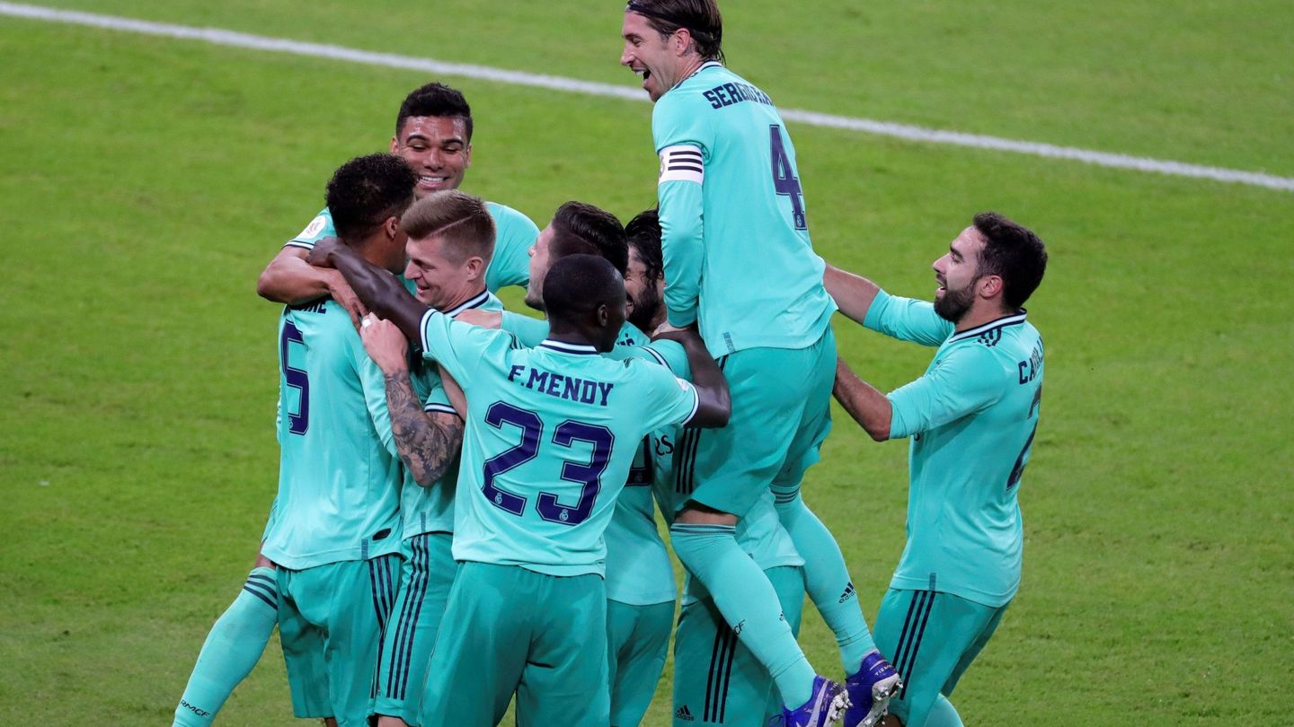 Los jugadores del Real Madrid celebran el gol olímpico de Kroos. (EFE)