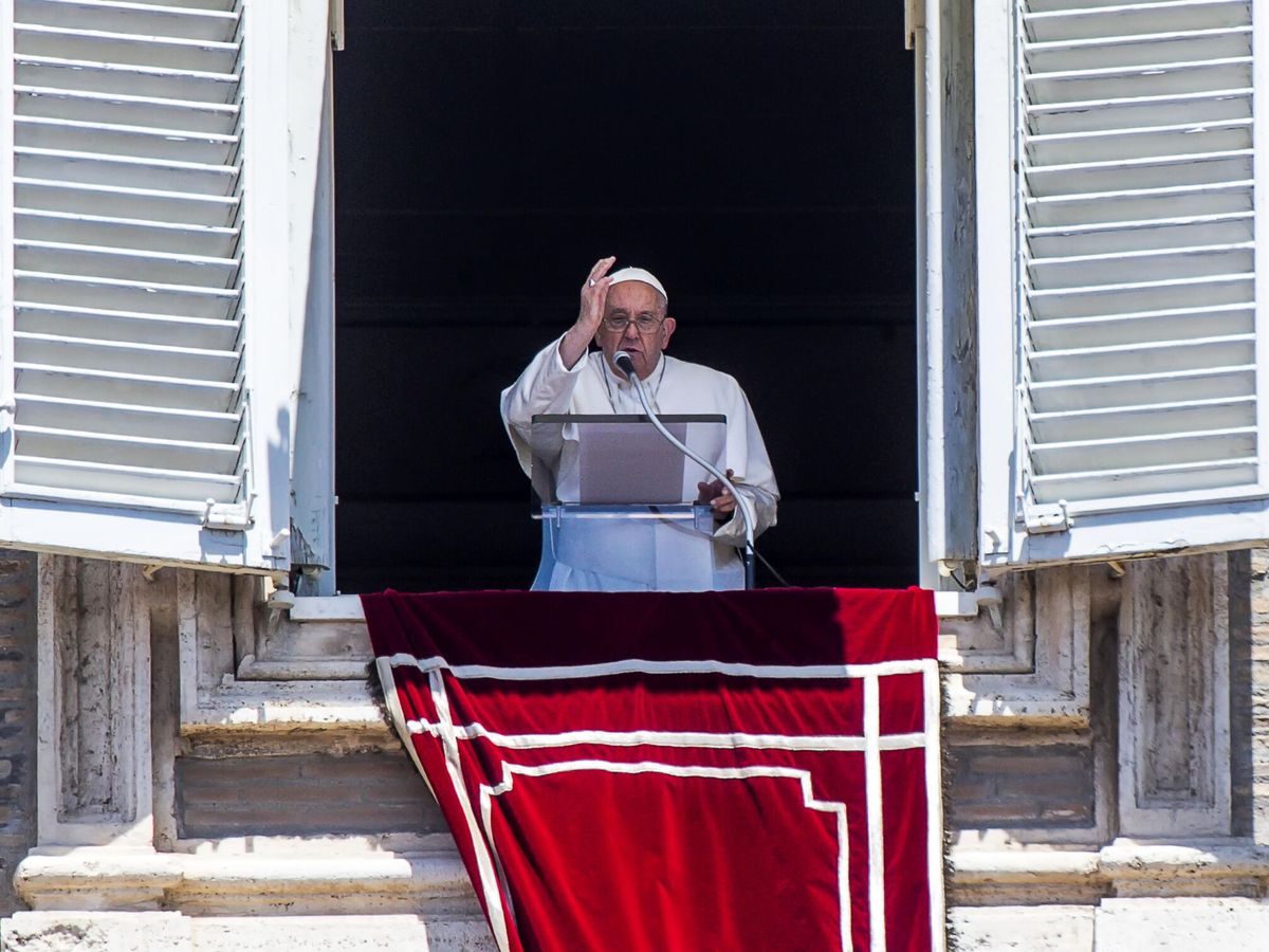 Foto: El papa Francisco saluda desde el balcón del Vaticano. (EFE/Angelo Carconi)