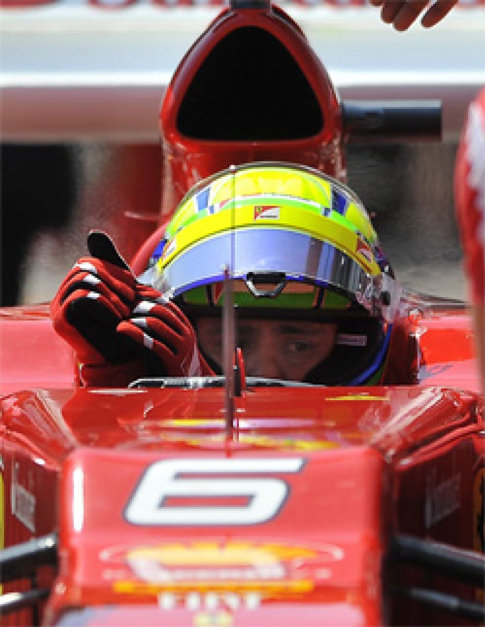Foto: Felipe Massa da una muestra de cómo tirar la presión a la basura