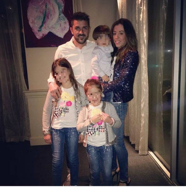 David Villa y su esposa con sus tres hijos en su casa de Nueva York