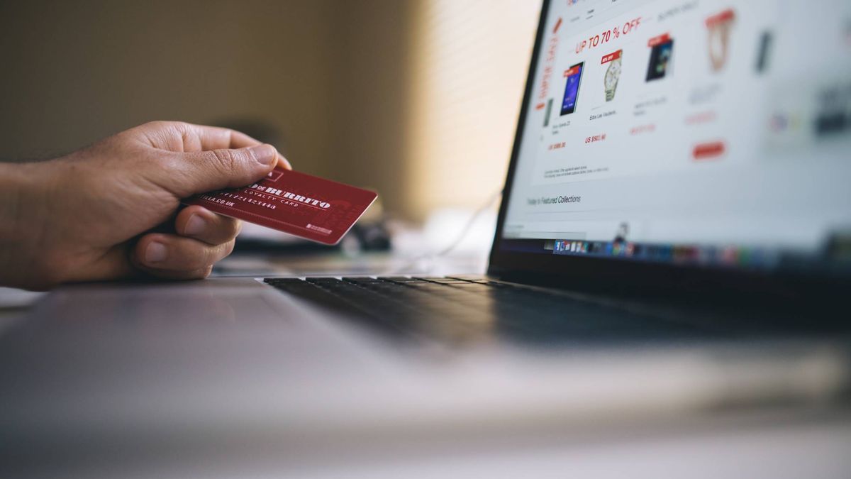 Detenido un joven de 21 años por sustraer la tarjeta de crédito de su jefa y comprar 'online'