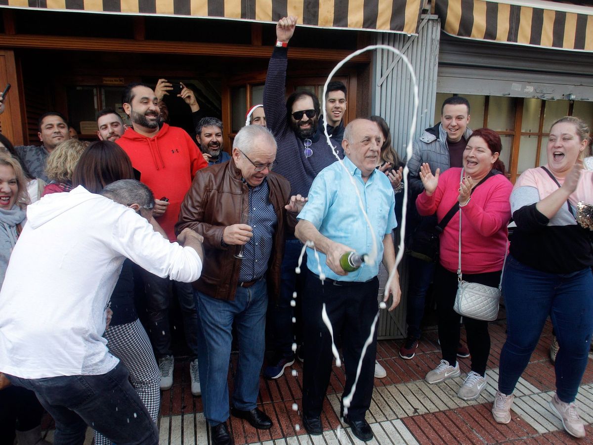 Foto: Varios clientes del restaurante Pepe, de San Vicente del Raspeig (Alicante) celebran con cava el 26590 agraciado con el Gordo de la lotería de navidad. (Efe)