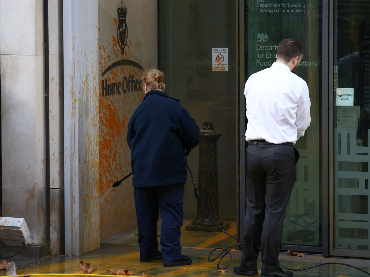 Foto: Trabajadores limpian la pintura en las paredes de un edificio público en Londres. (Reuters/Henry Nicholls)