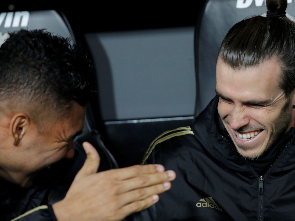 Foto: Gareth Bale, sonriente, junto con Casemiro en el banquillo del Real Madrid en Mestalla. (Efe)