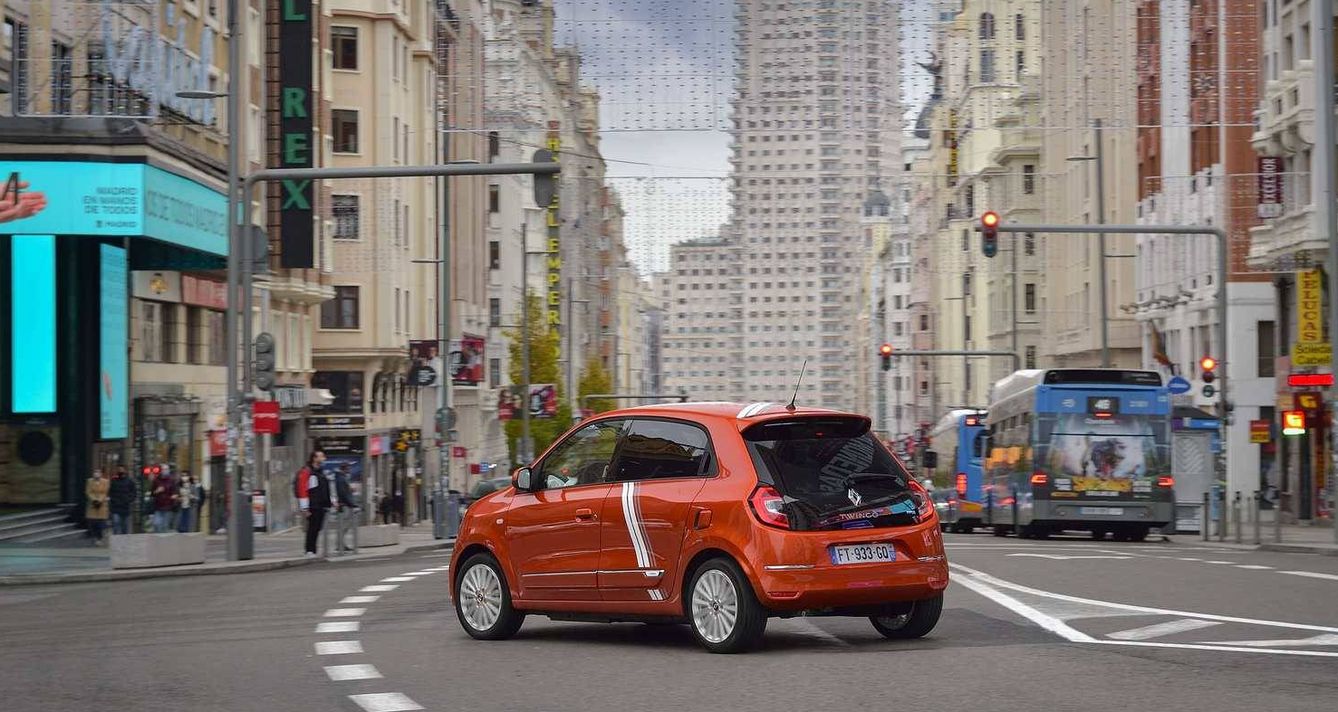 Moverse por la ciudad sin limitaciones, esa es la principal virtud del nuevo Renault Twingo y su etiqueta '0 emisiones'. . 