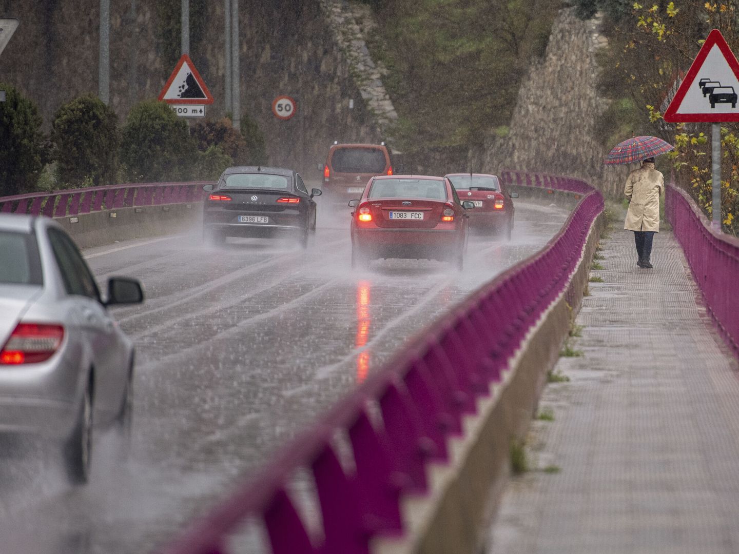 Con frío o lluvia, la adherencia del firme se reduce y crece el riesgo de accidente. (EFE/Ismael Herrero)