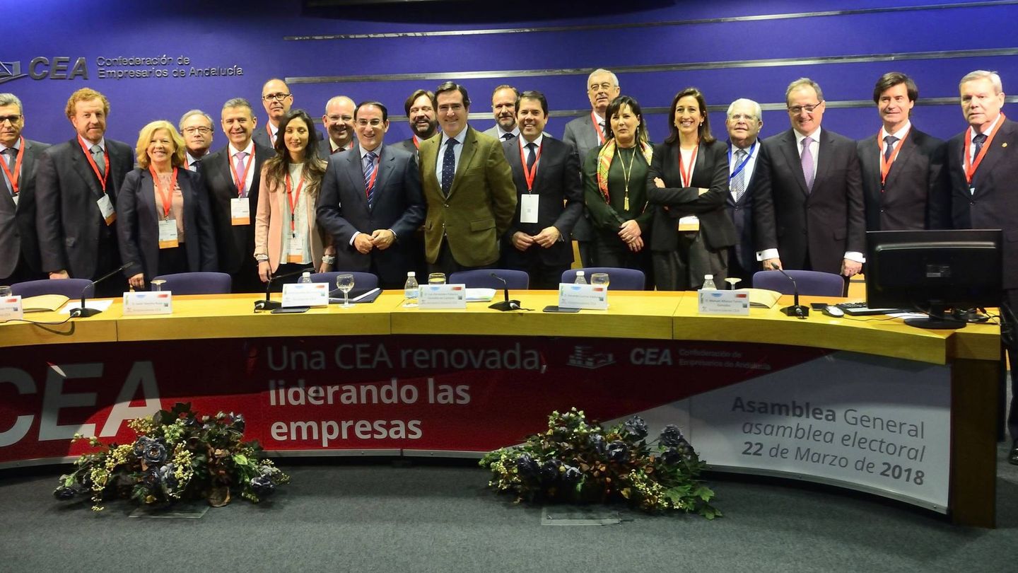 Nueva junta directiva de la patronal CEA, con González de Lara y Garamendi en el centro. (Foto: CEA)