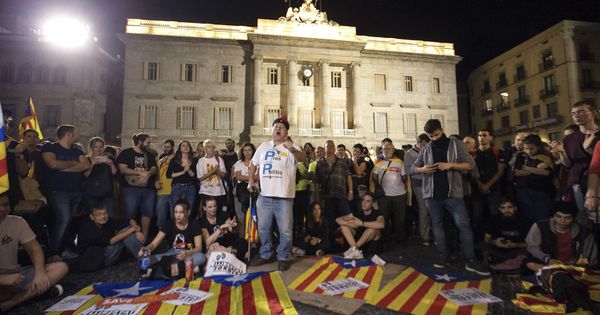 Foto: Un grupo de ciudadanos se concentra delante del Palau de la Generalitat contra la aplicación del artículo 155 de la Constitución.