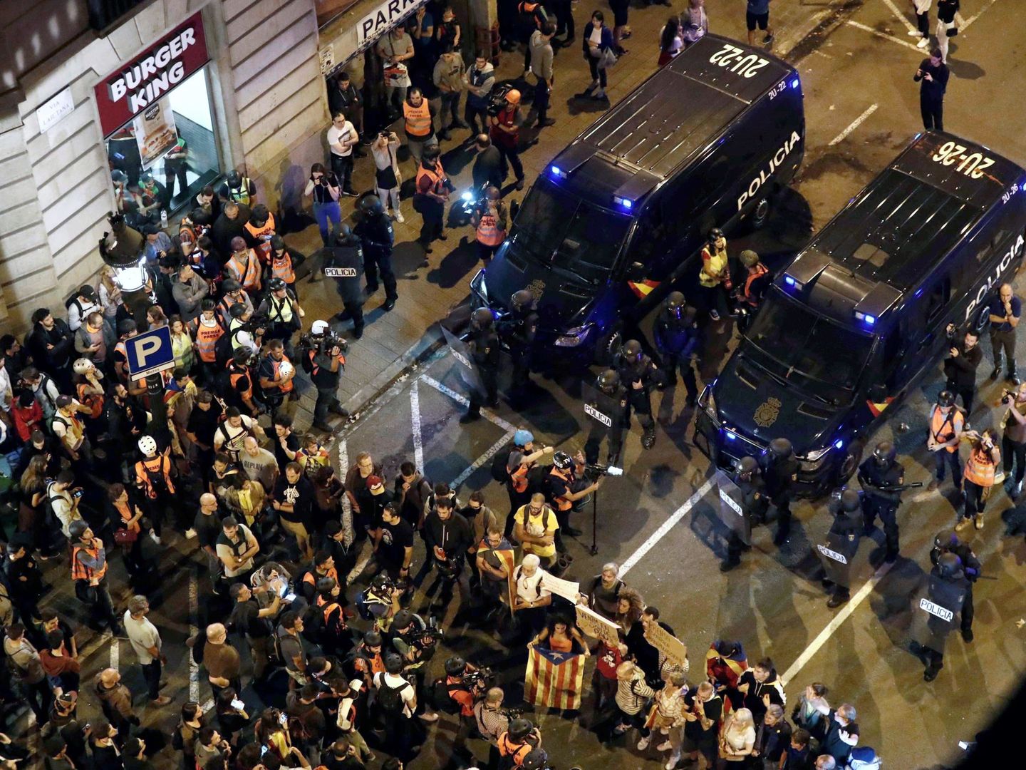 Un cordón de ciudadanos se colocó el sábado entre la policía y los manifestantes. (EFE)