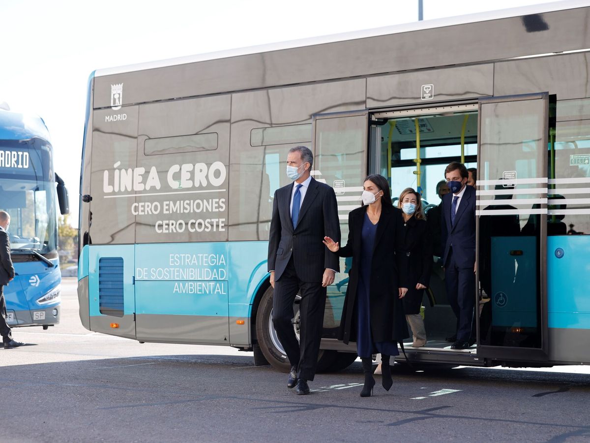 Foto: Felipe VI y la reina Letizia bajan de un autobús en Madrid. (EFE/Emilio Naranjo)