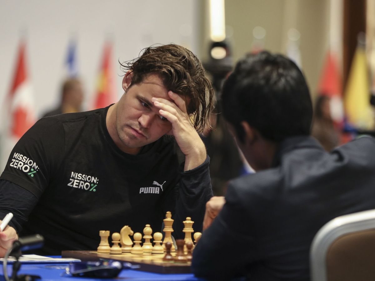 Foto: Magnus Carlsen, pensando un movimiento durante una partida de la Copa del Mundo. (EFE/Roman Ismaylov)