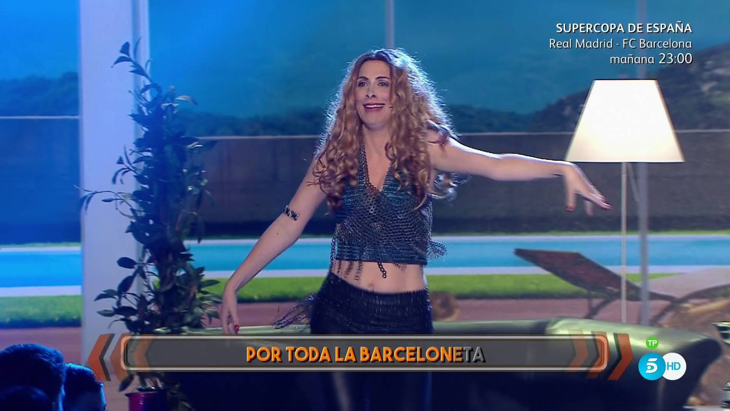 Roser es Shakira en 'Me lo dices o me lo cantas'. (Mediaset España)