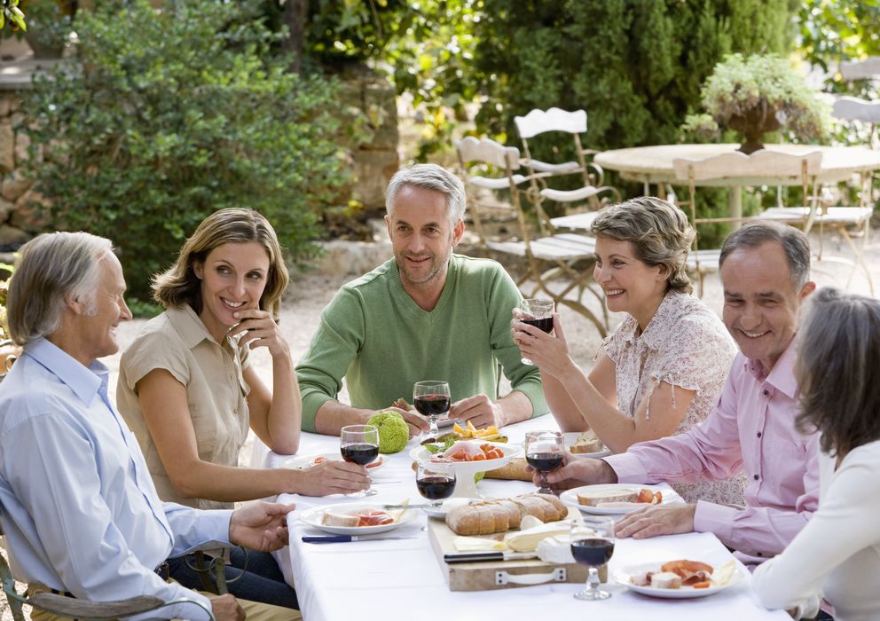 Foto: Todas las actividades que rodean las comidas familiares propician una mejor comunicación. (Corbis)