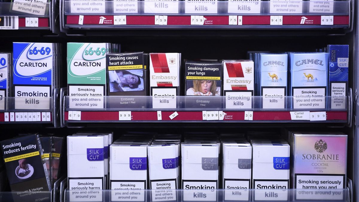 Francia prohibirá varias marcas de tabaco que "dan la sensación de que fumar es chic"