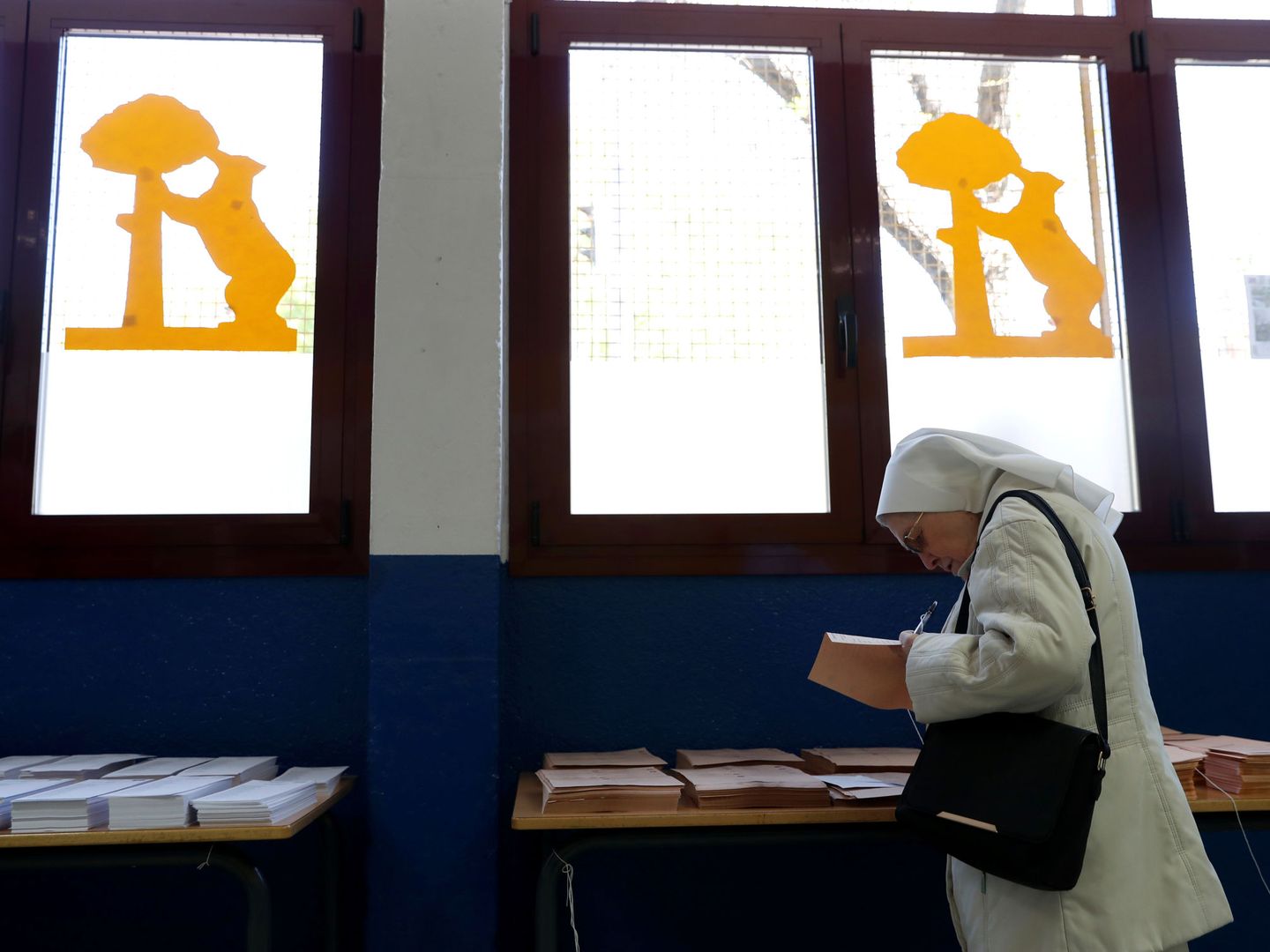 Una monja acude a votar a un colegio madrileño. (Reuters)