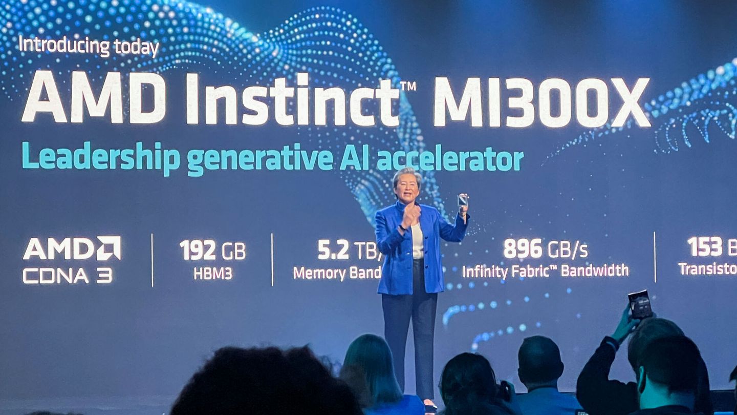 Lisa Su, CEO de AMD, mostrando el nuevo chip MI300X, en un evento en San Francisco. (Reuters)