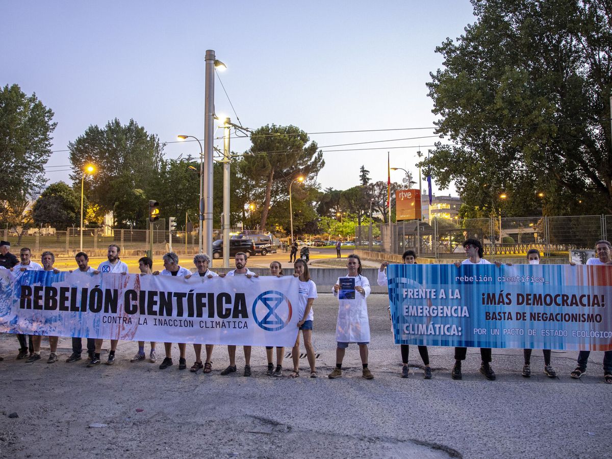 Foto: Un grupo de manifestantes protesta ayer en frente de los estudios de RTVE antes del debate. (EFE/Daniel González)