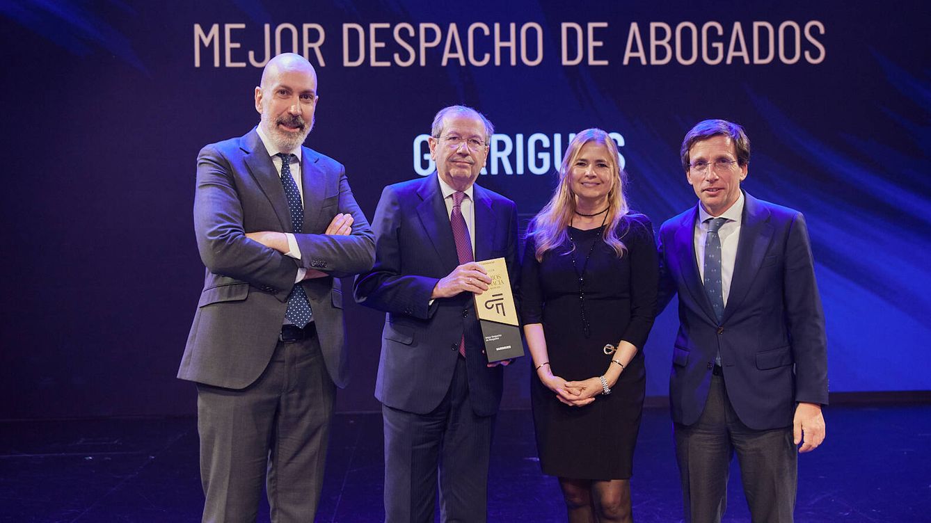 José Luis Martínez-Almeida, alcalde de Madrid, y el director de El Confidencial, Nacho Cardero, entregan a Fernando Vives, presidente ejecutivo de Garrigues, el premio a mejor Despacho de Abogados.