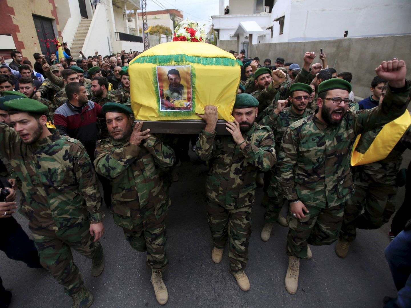 Miembros de Hizbulah, durante el funeral de un combatiente de la milicia caído en Siria, en Qnarit. (Reuters)