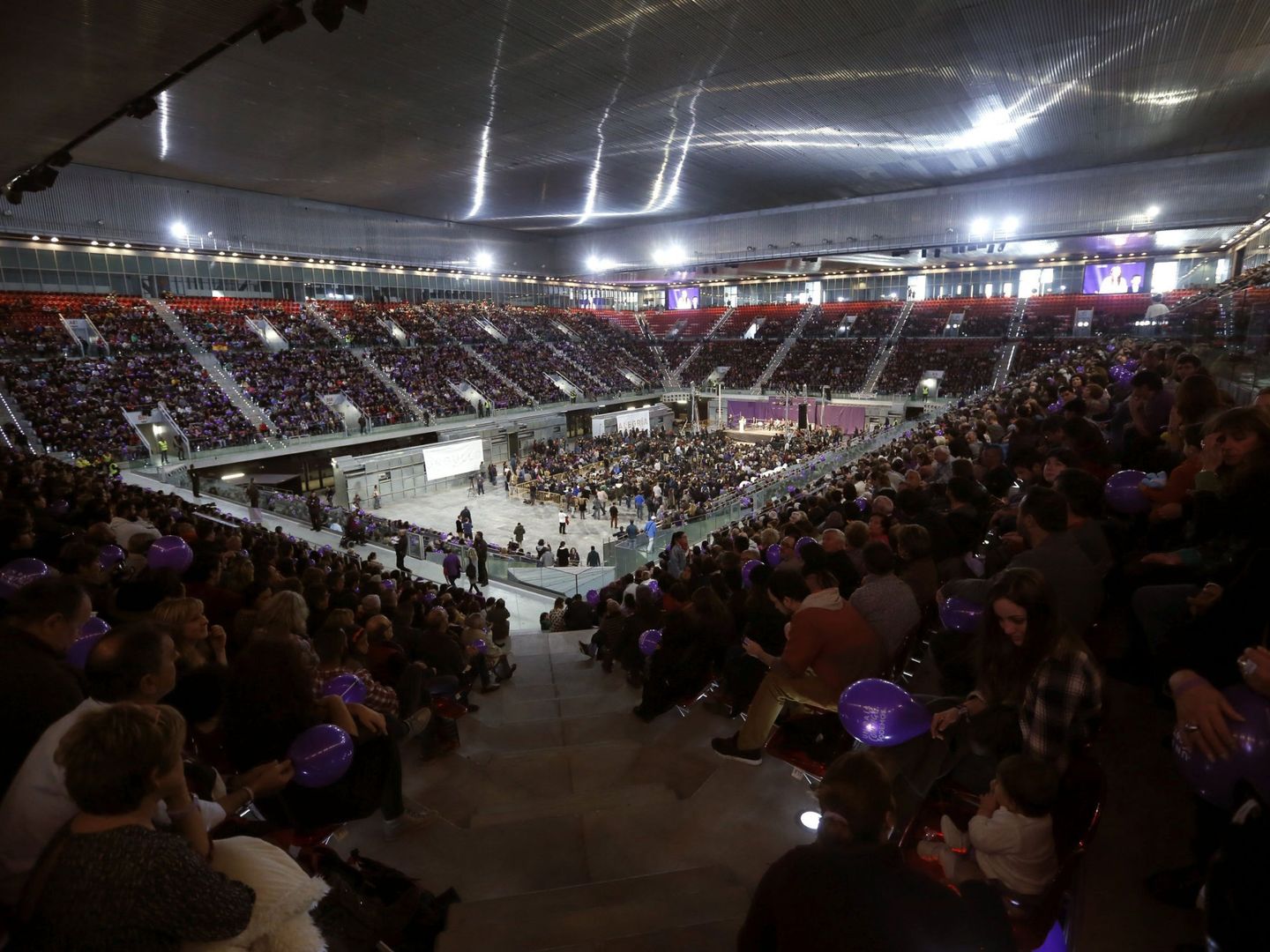 Podemos reunió a 12.000 personas en la Caja Mágica en Madrid en la campaña de diciembre. (Efe)