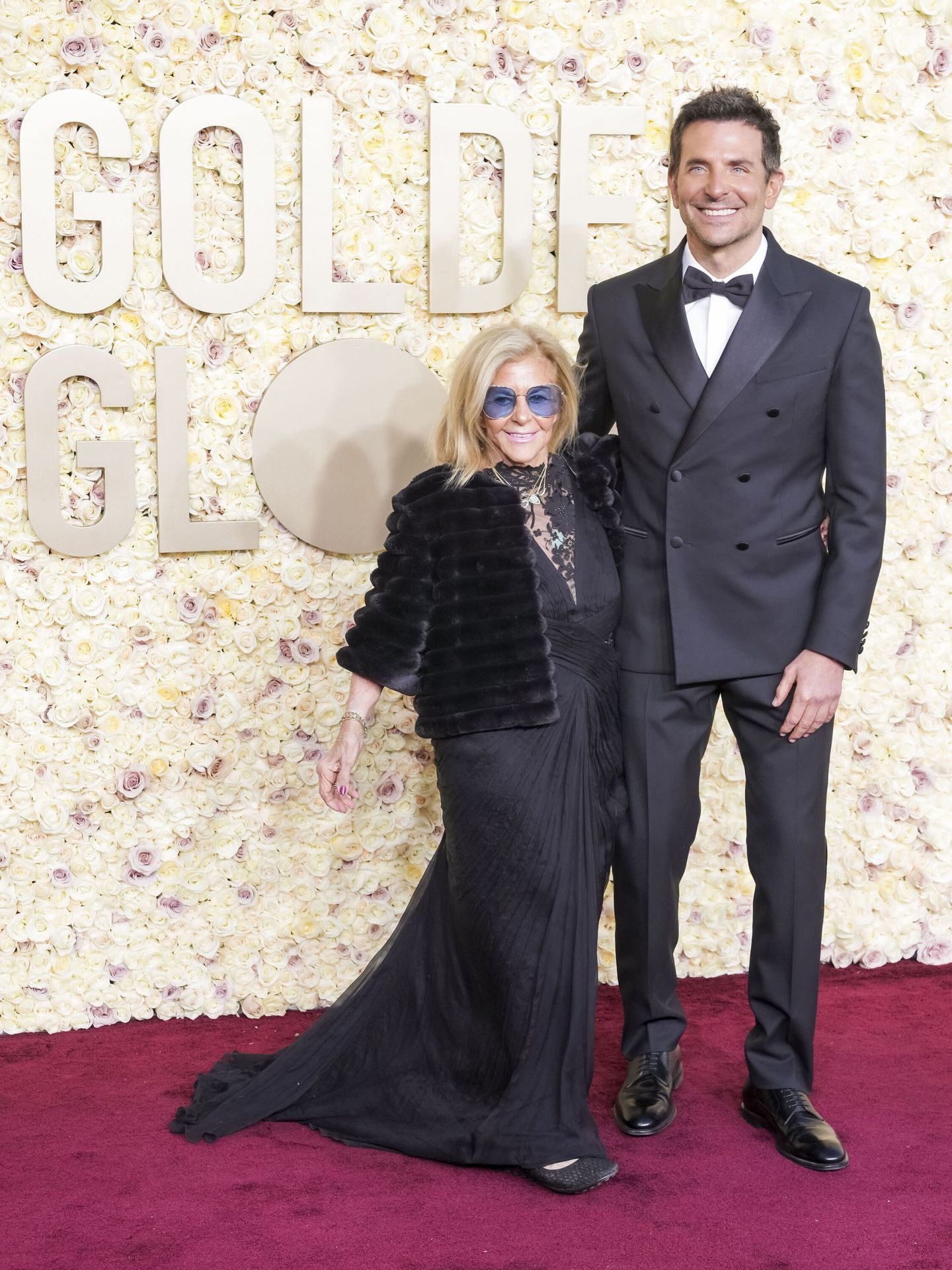 Bradley Cooper y su madre, Gloria Campano, en los Globos de Oro 2024. (EFE)