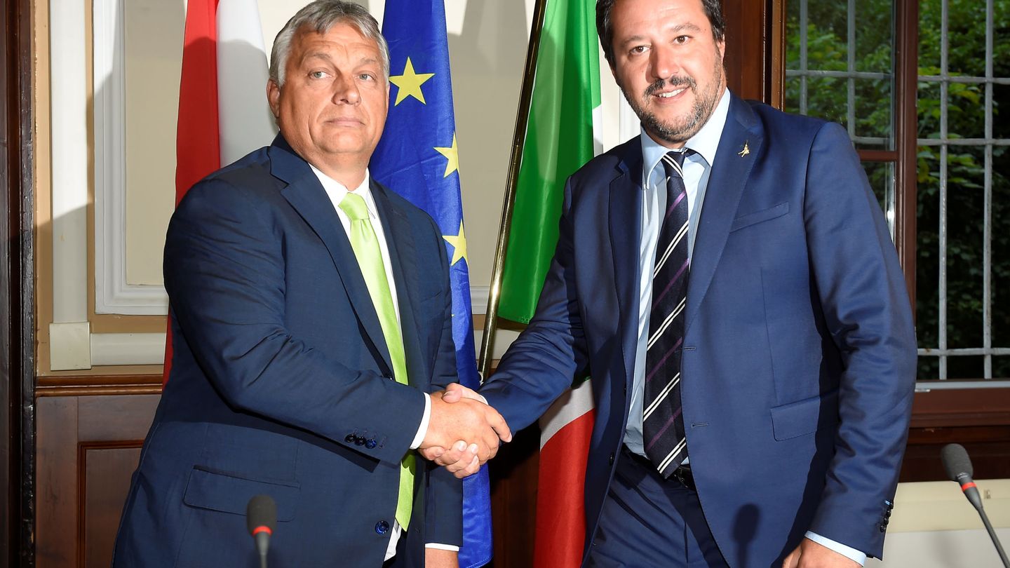 Salvini y Orbán, en su encuentro en Milán, que generó protestas contra el húngaro. (Reuters)