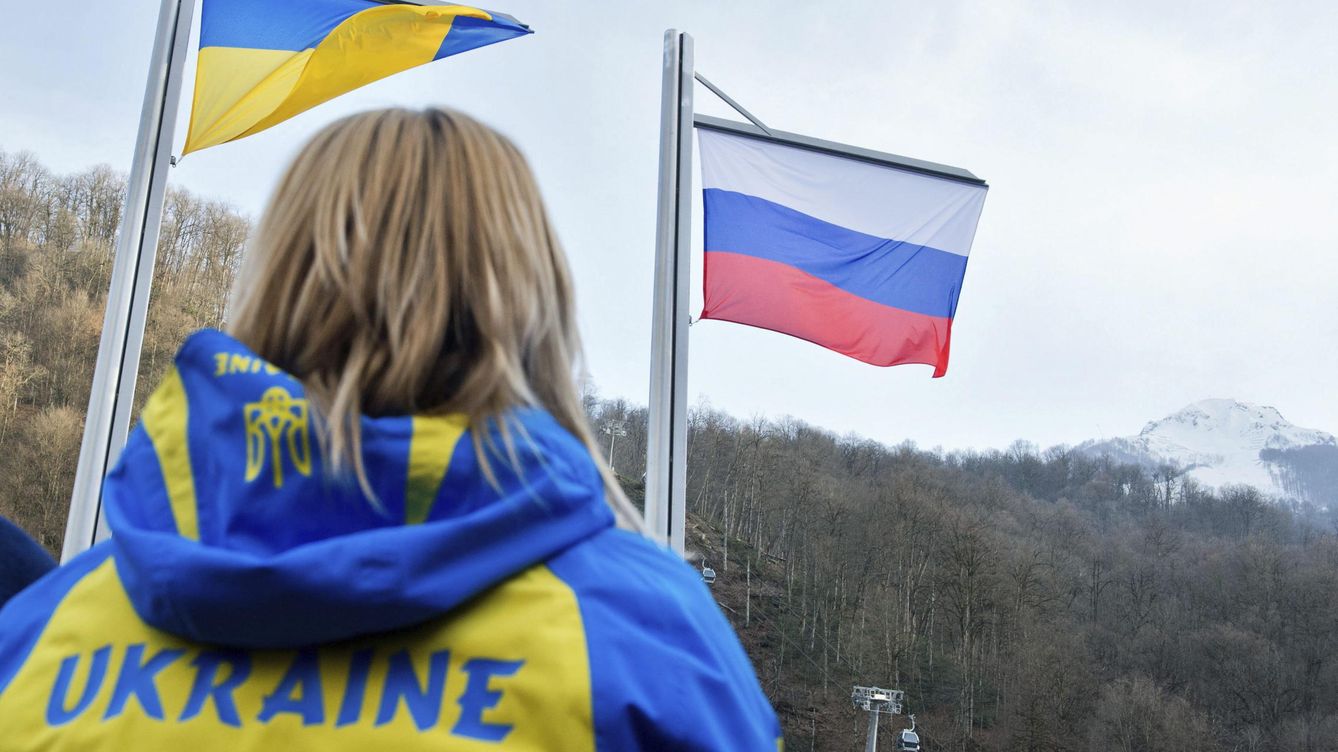 Foto: Banderas de Ucrania y Rusia. (EFE/Julian Stratenschulte)