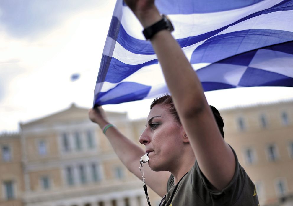 Foto: Una ciudadana griega se manifiesta en Atenas. (EFE)