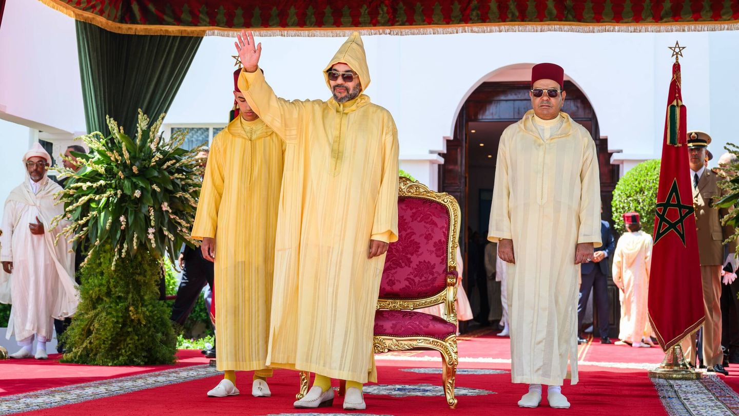 El rey Mohamed VI, en una recepción en M'diq con motivo del Día del Trono. (Agenia MAP)