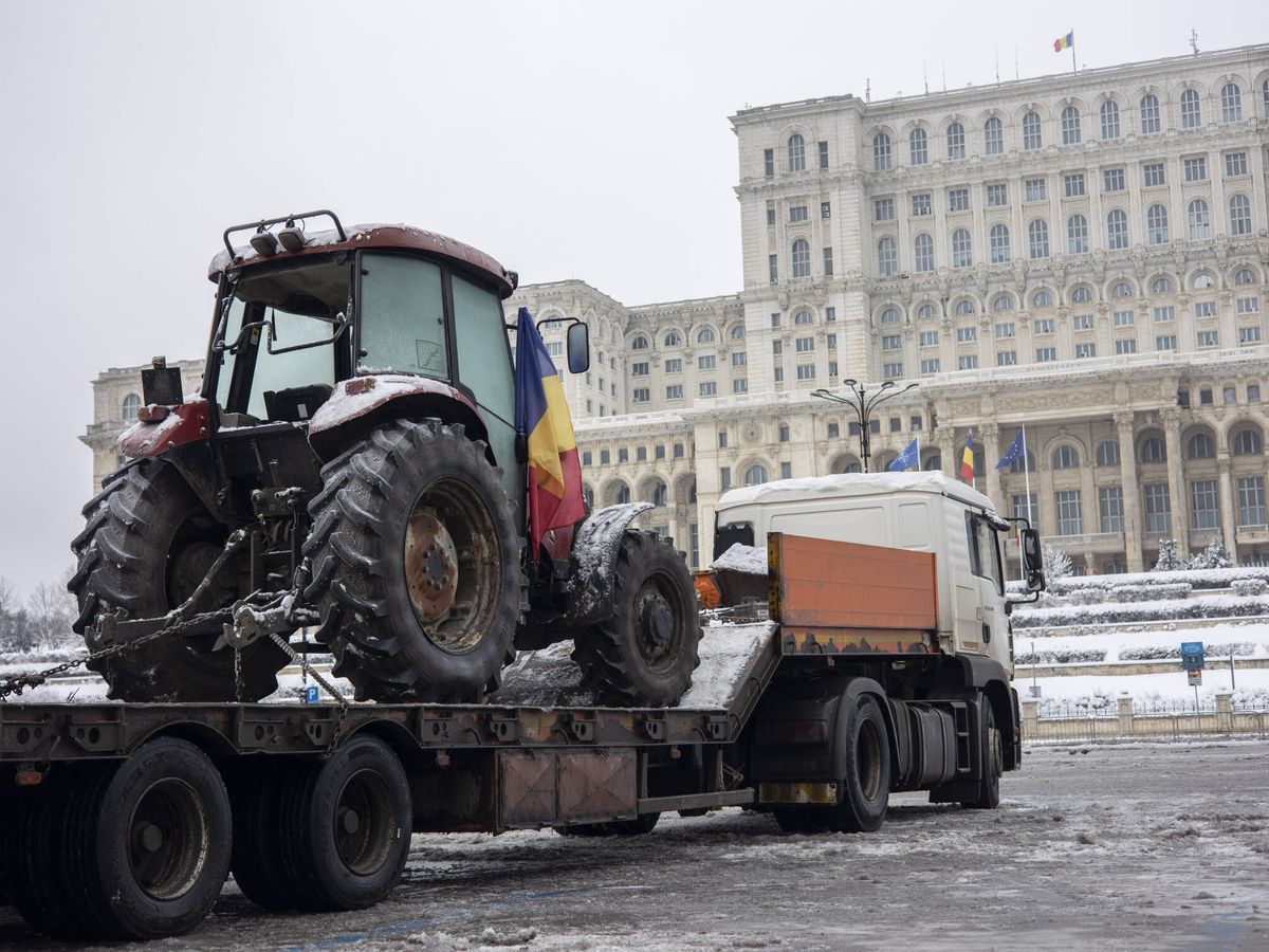 Foto: La plaza de la Constitución de Bucarest, el 21 de enero, cuando solo un tractor y un coche acudieron a la manifestación autorizada para hasta 5.000 personas, alegando que la extrema derecha está instrumentalizando su causa. (Lola García-Ajofrín)